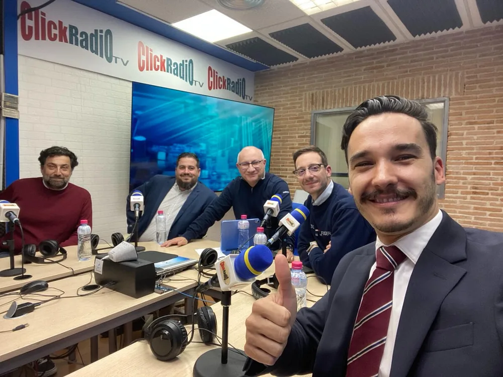 Antonio con los participantes de una conversación en el estudio de ClickRadio TV