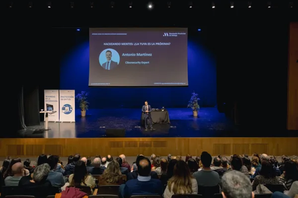Vista panorámica del escenario y el público en el auditorio de Málaga