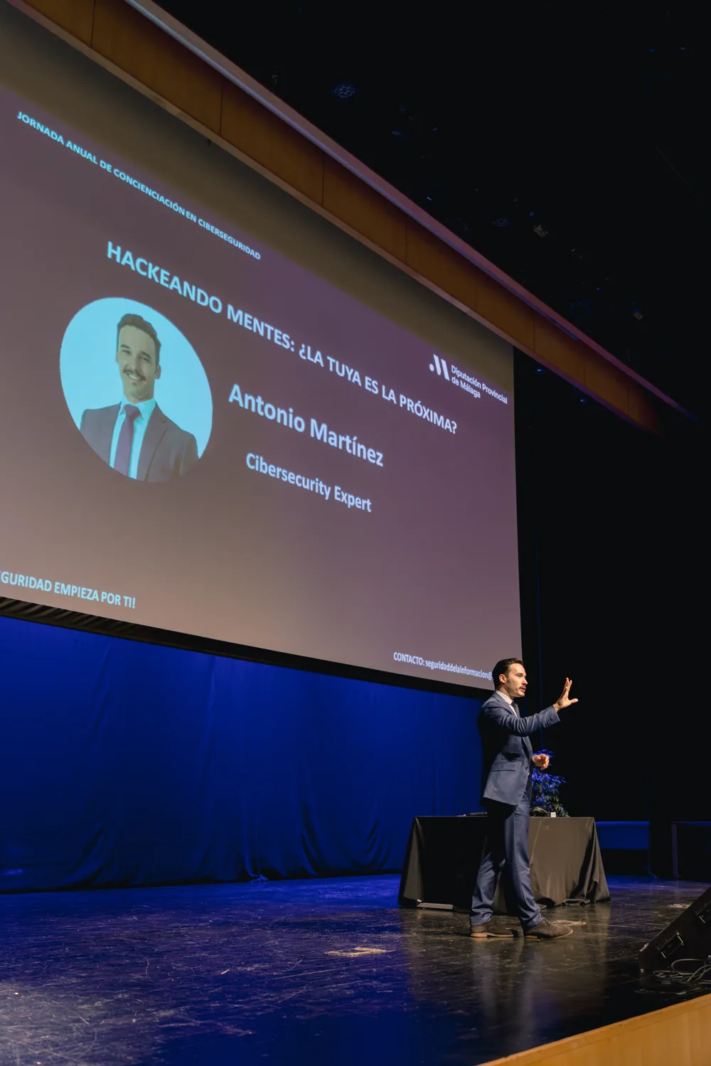 Antonio hablando en el escenario