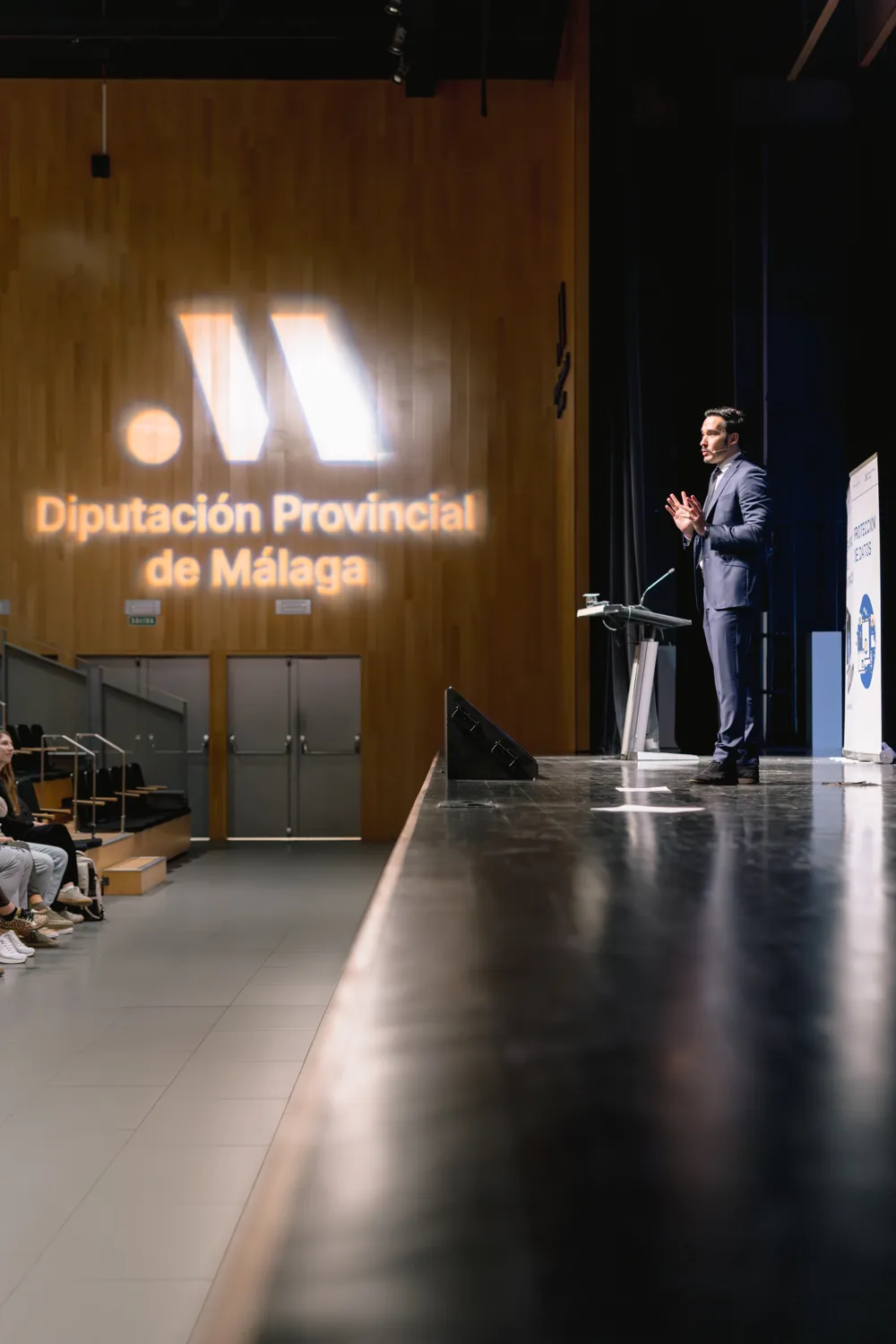 Antonio en el escenario de la Diputación Provincial de Málaga durante una sesión ante el público