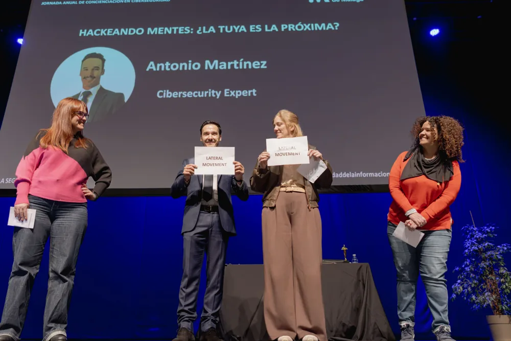 Participantes en una experiencia de mentalismo en el escenario